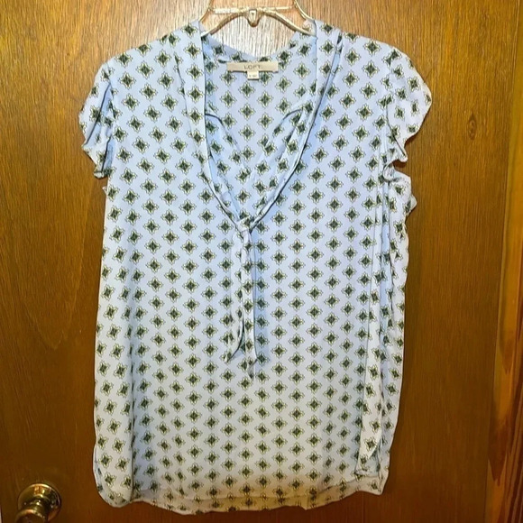 LOFT Light Blue Mosaic Bow Flutter Sleeve Shell Top With Tie Neck Medium - Picture 1 of 6